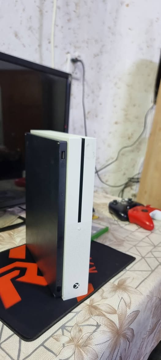 السلام عليكم اكس بوكس ون اس ذاكرة 512 جهاز نضيف كلش مفتوح للتنضيف فقط كامل ملحقات ويا جوستكات 2 اصليات الجهاز متروس العاب مملوكه بي اكثر من 50 لعبه + قرص فيفا
السعر 160 قفل قفل او مراوس ب ايفون مكاني بغداد الطوبجي ماعندي توصيل الرقم ***********
