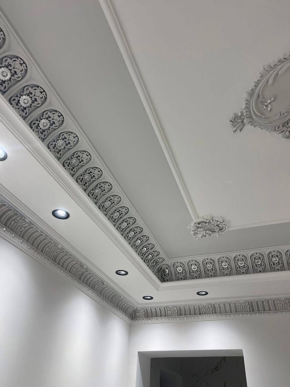 تريد تغير شكل بيتك ... تجديد ديكورات وحداثة بالكامل ... نفتخر كوننا افضل كوادر متخصصة في الديكورات الداخلية  
اتممنا الكثير من المشاريع فلل ومنازل ومطاعم وغيرها من المشاريع .... نعمل بمهنية عالية لنكون عند حسن ضنكم 
-----------------------------------
فريقنا متخصص بتنفيذ #السقوف #الجبسن بورد مغربي عربي إسلامي #ملكي #مودرن #كلاسيك 
جميع الديكورات الداخلية الخارجية 
نعمل أيضا على ترميم المنازل القديمة وتجديدها بسقوف وحوائط أنيقة تضفي الرقي ولمسة ملكية 
لطلب اعمال الديكورات بمختلف انوعها يرجى التواصل معنا على 
 ***********
*********** 
متوفر وتساب أيضآ
