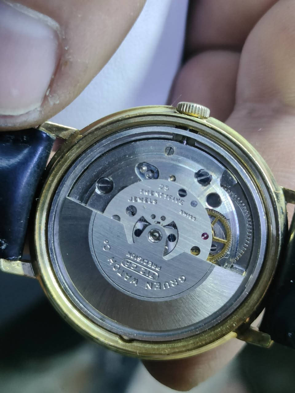 السلام عليكم ورحمة الله وبركاته 
GRUEN 
انتاج 1960
اوتوماتيك 25 حجر 
القطر 35 
السير مستبدل بسير جلد طبيعي 
طلاء ذهب 10 مايكرون 
نضافة الساعة 90% 
ملاحظة اكو خدش اعلى الجامة ما حبيت ابدلهة لأن مالتهة الأصلية 
للاستفسار على الخاص او على الرقم ***********
