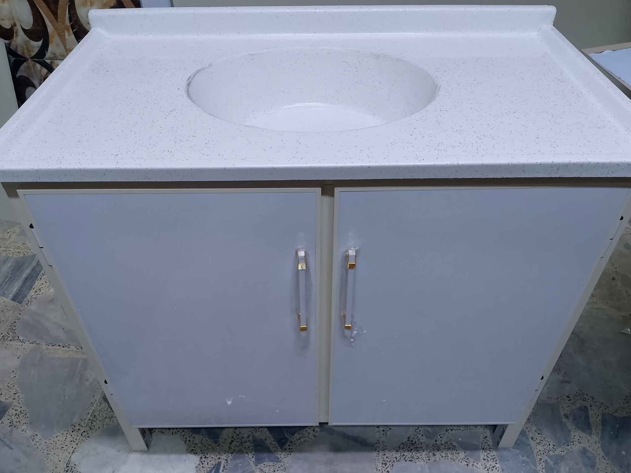 سنك متر 140الف جديد مبطن الابواب طبقتين ومغلف بلاستيك من الداخل ضد الماء شغل تزكام توصيل موجود جميع مناطق البصره حجز وتساب *********** البصرة, العراق
