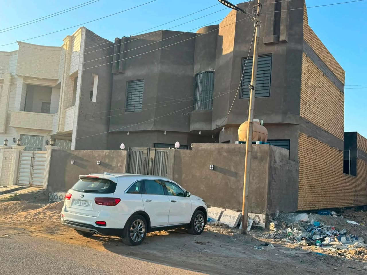 السلام عليكم دار للبيع حي الجوادين موقع مميز يفتح ع شارع العام بناء درجة اولى حديث طابقين والتفاصيل موضحه بالصور للاستفسار ***********
