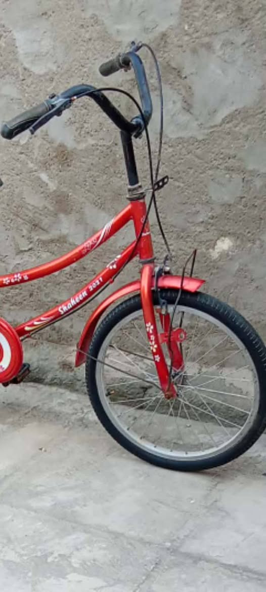 السلام عليكم بايسكل ياباني حجم 20 نضيف مثل ما موضح بالصور شركة الشاهين. موديل 2021 ما ناقصه اي شي كامل السعر 30 الف المكان المشخاب ***********
