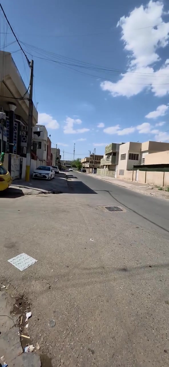 دار للبيع حي لجوادين شارع المحكمه شارع ١٥ ركن لا شارعين بنص الخدمات سوك ومدارس ولسريع وراك  بناء ٢٣ درجه ولا ارقه مربع بل جوادين السعر 350
***********
