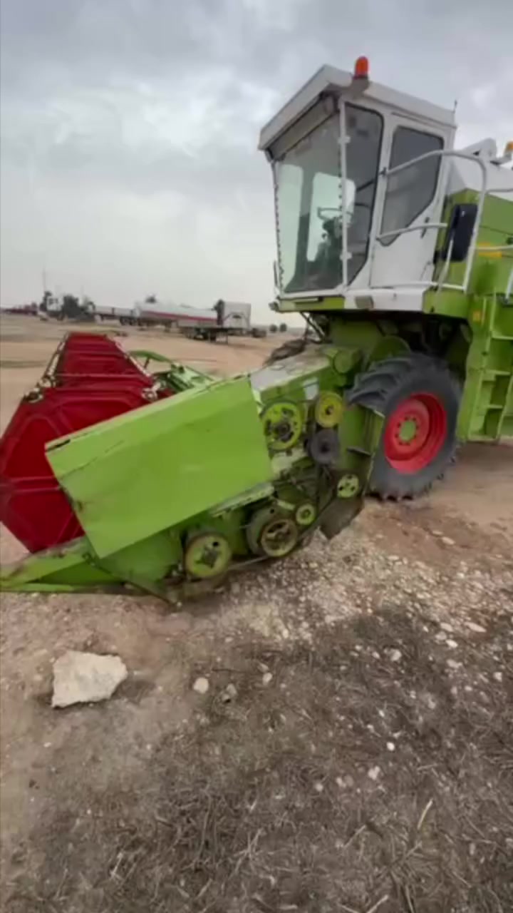 حاصده كلاص موديل 88 محرك ابو اردين تخم تاير  قماره تبريد  خير من الله جاهزه للحصاد  مكان ديالى سعديه التصال على ها الرقم *********** السعر خاص
