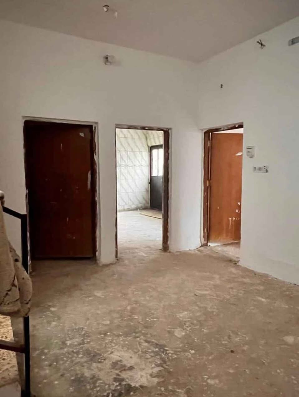 دار في كربلاء(لرهن فقط) مساحه 100 متر مربعه
طوله 10 متر 
عرض 10 متر
طابق ونصف 
يحتوي على :غرفتين نوم ، صالة، استقبال، مطبخ، ومناورعددأثنين صحيات داخليه وخارجه.متوفركافةالخدمات من ماء وكهرباء وأسواق متنوعه ومولده قريبه متكامل الخدمات.
المبلغ المطلوب..ثمانيةعشر مليون دينار

الموقع : كربلاء، على شارع الحولي(طريق الزوار)    _مقابل مستشفى الكفيل. شارع الهنيديه حي النواب فرع المولده
للتواصل: *********** كربلاء, العراق
