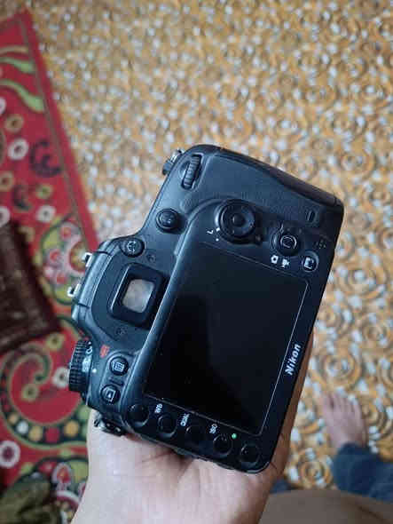 للبيع
كامره نيكونd7100
عدسه 70-300
جميع ملحقاتها موجوده 
سعر 500 بيها مجال مكاني البصره 
***********
