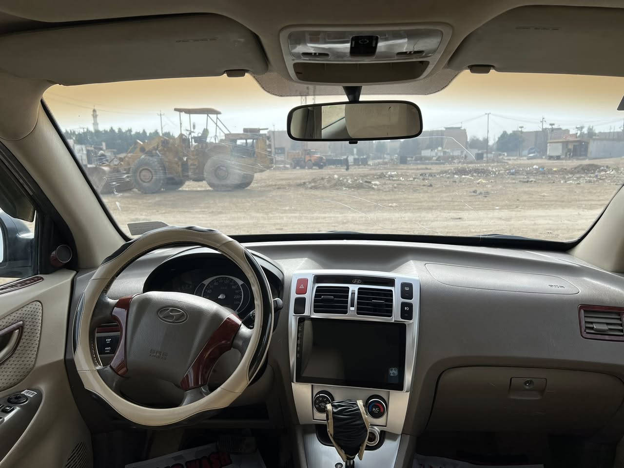 سياره توسان 2009 وارد خليجي دفع رباعي محرك2000 دوش 4سلندر كل اجزائها اصليه خاليه من الحوادث ما عدى رصعات قليله على البارد تبريد شغال وشاشه والسقف بانوراما رقمها بغداد مميز فيها والتحويل مباشر 
السعر:127 ورقه وخوش بيه مجال 
للتواصل:***********
