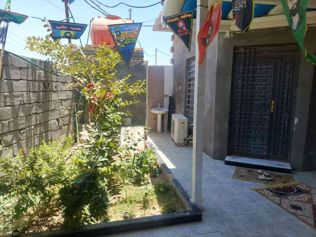 للبيع بيت طابقين
الطابق الاول بناء بلوك الشمال 
غرفة عدد ٢
صالة عدد ٢
صحيات داخلية عدد ٢
مطبخ حار و بارد 
استقبال 
صحيات خارجية 
حديقة داخلية
سقيفة اسكافان 
حديقة خارجية
رباط أرضي وسقف
الطابق الثاني بناء فرمستون 
غرفه عدد ٢
صالة 
صحيات 
سطح 
الدرج فر من الأرض للطابق الثاتي
البناء سنة ٢٠٢٤
بيه وصل تطويب ومصور ضمن التعداد السكاني 
موقع البيت ركن على الشارع العام الرئيسي على ٣ شوارع 
العنوان منطقة العگر مقابيل السايلو عرض الشارع ١٥ متر
المساحة ٢١٠ متر
السعر ٨٥ وبيه مجال بسيط***********
