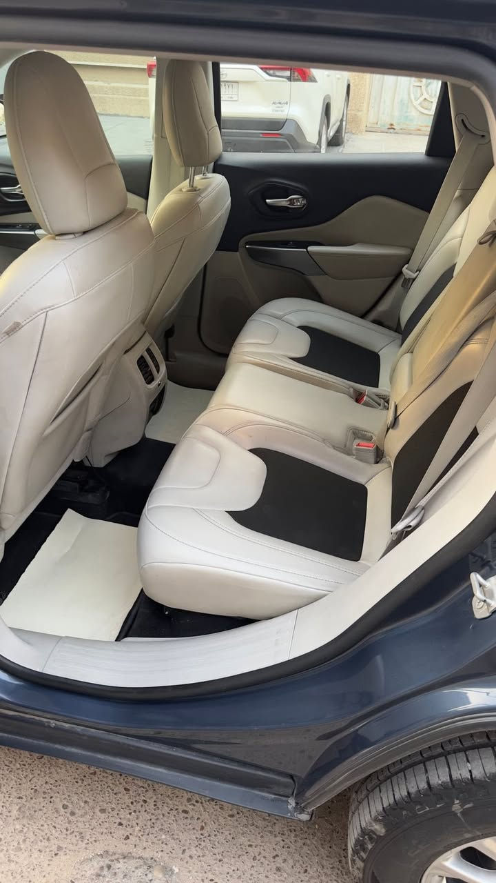 السلام عليكم سياره جيب شيروكي ( بزون ) للبيع
موديل 2020 لميتد فول مواصفات  عدى الفتحه
محرك 4 سلندر 2500 تنفس طبيعي 
السياره ب اسمي مشروع وطني تحويل ثاني يوم 
مواصفات لسياره 
حساس خلفي 
تبريد قطعتين منفصل مع قطعه تبريد خلفي 
كرسي سائق كهربائي 
بصمه 
صندوق كهرباء
هاند بريك كهربائي
نقاط عمياء 
صور سياره موجوده جوه مع صور لحادث 
السعر 160 
للتواصل رقم تلفون 
***********
واتساب : ***********
