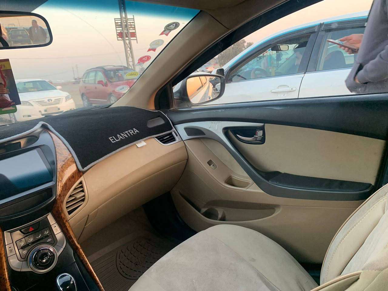 السلام عليكم 
النترا خليجي فول ماعدا البصمه 
ضرره شبر بالجاملغ الخلفي 
واقل الشبر بالبونيد وشويه بارد بالباب 
سعره 110
***********
