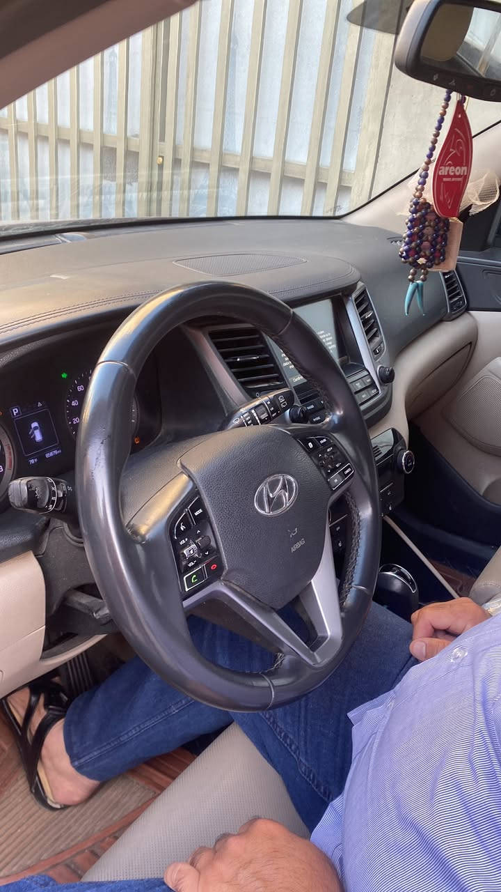 السلام عليكم من رخصة الادمن توسان امريكي مديل١٧ ماشيه ٨٦ الف فووول موصفات ماعده الفتحه داخل جلد تحكم كشن تدفه كلش بصمه هواي شغلات بعد اريد مراوس ب كورلا ٢٤ هايبردالسياره بسمي ولضرر مالتهه كلش زين بلا ايرباك وهذا رقمي *********** عنوان السياره بغداد
