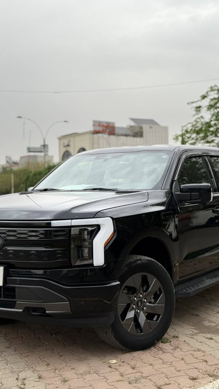 سلام عليكم
فورد F150 lightning lariat 2023
كهرباء بالكامل
السيارة بدون ضرر كلين تايتل مكفولة كفالة عامة من الدعامية للدعامية
ماشية 22k
لون اسود ملكي
السيارة فول فول موصفات
كشنات جلد 
تدفئة وتبريد الكشنات
تلث وضعيات خزن للكشنات
تقديم وتاخير دواسات الوقود
شاحن لاسلكي
شاشة تيسلا بلاد قياس 15.5 انش
سماعات b&o
اضاء محيطية بلادي 360 درجة
اضاء امامي عدسات LED متحرك
5 كامرات
كامرات 360 درجة
حساسات 360 درجة
نضام القيادة الذاتي
نضام المحافضة على المسار
وعدم الخروج من المسار
نضام المحافضة على المسافة مع السيارة الامامية
نضام الاصطفاف الذاتي
شاشة عدادات دجتل متغيرة حسب نمط القيادة
اربع وضعيات قيادة
گير طيارة طرح 
طاولة وصطية 
مرايات جانبية شفط
رمز الدخول بدون مفتاح على الابواب
فتح الابواب وقفل الابواب على بصمة اليد
فور ويل 4*4
صندوق خلفي كهرباء شفط
درج في باب الصندوق
صندوق امامي كهرباء شفط
مدا شحن يصل الى 500 كيلو
قدرة حصانية 580 حصان
مع عزم دوران تورك 1.050
تسارع من 0-100 في غضون 4 ثواني
تدعم الشحن السريع
امكانية استخدام السيارة كمصدر طاقة للمنزل في حال انقطاع التيار الكهربائي
وبعد هواي مواصفات ممذكورة
السيارة مناقصها برغي وصرفيتها 0 لا تحتاج تفول بانزين ولا تبدل دهن ولا تشيل هم الكير تشحن بالبيت وتطلع تفتر بلاش 
السعر 460$ اربع شدات اوستين ورقة وبيها مجال جداً بسيط 
***********
