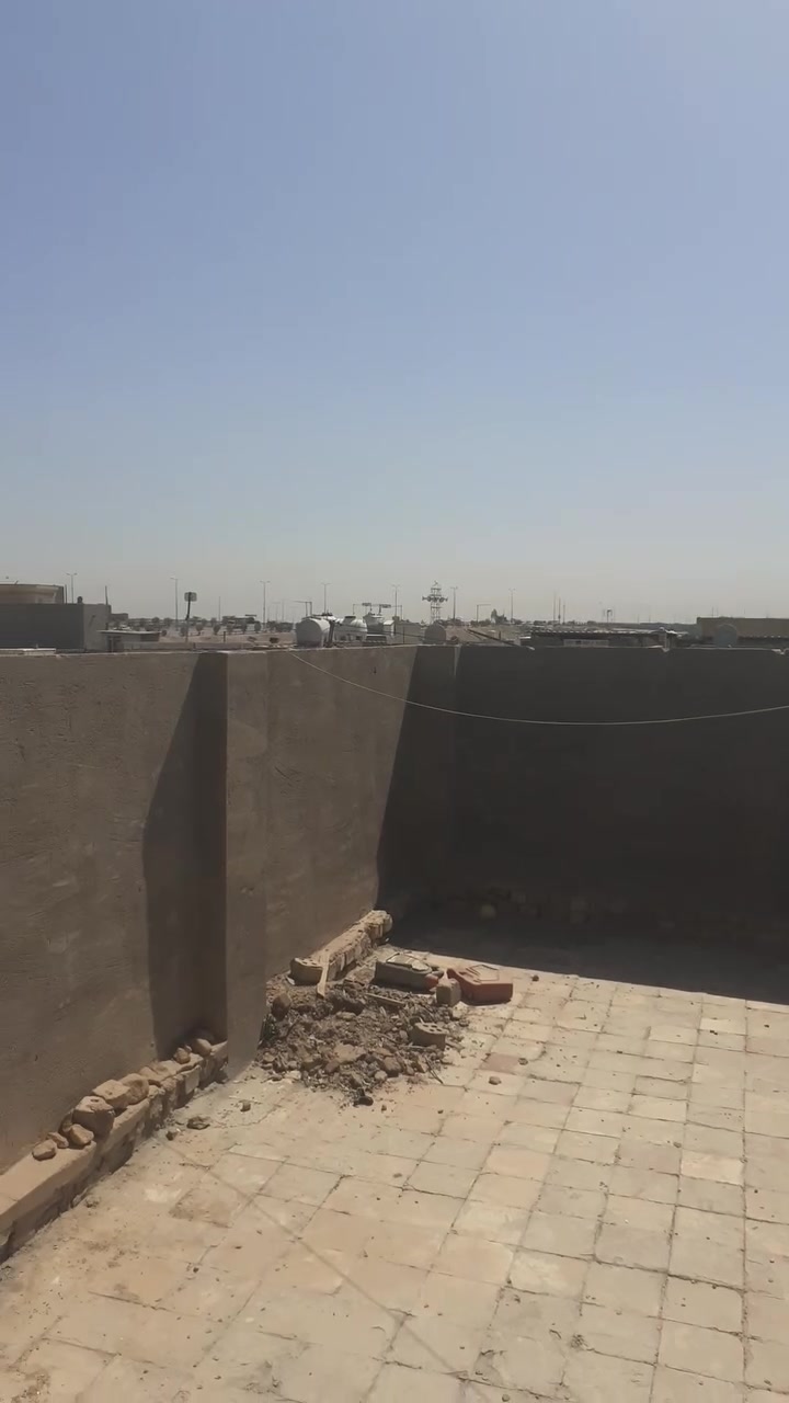 السلام عليكم ورحمة ألله بيت للأيجار قاطين ارضيه وجدران سيراميك ويبعد عن الشارع العام ٥٠  متر خلف المجمع الطبي مقابل الأقواس ببومنيصير ابو غريب رقم الهاتف ***********
