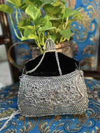 لأصحاب الذوق الرفيع  حقيبة نسائية طلاء فضة جميلة جدا  - العنوان / بغدا...