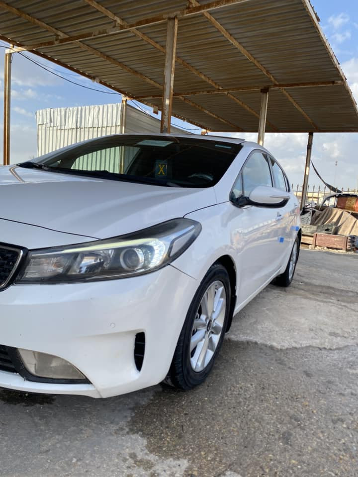 لببيع سيراتو 2017 خليجي 
فول موصفات 1/1 بصمه فتحه لد امامي خلفي نهاري تبريد قطعتين حساس امامي خلفي تحكم شاشه كامره فول 
سياره بيه صبغ جاملغ امامي وبارد بالباب بسيط والباقي مكفول سياره جديده وجاهزه ماشيه 100 الف رقم بغداد الدولي مشروع وطني سنويه ل30 مكينه كير حداديه تخم تاير تبريد كله شرط السعر 134 وبي مجال 
***********
مكان السياره السماوه
