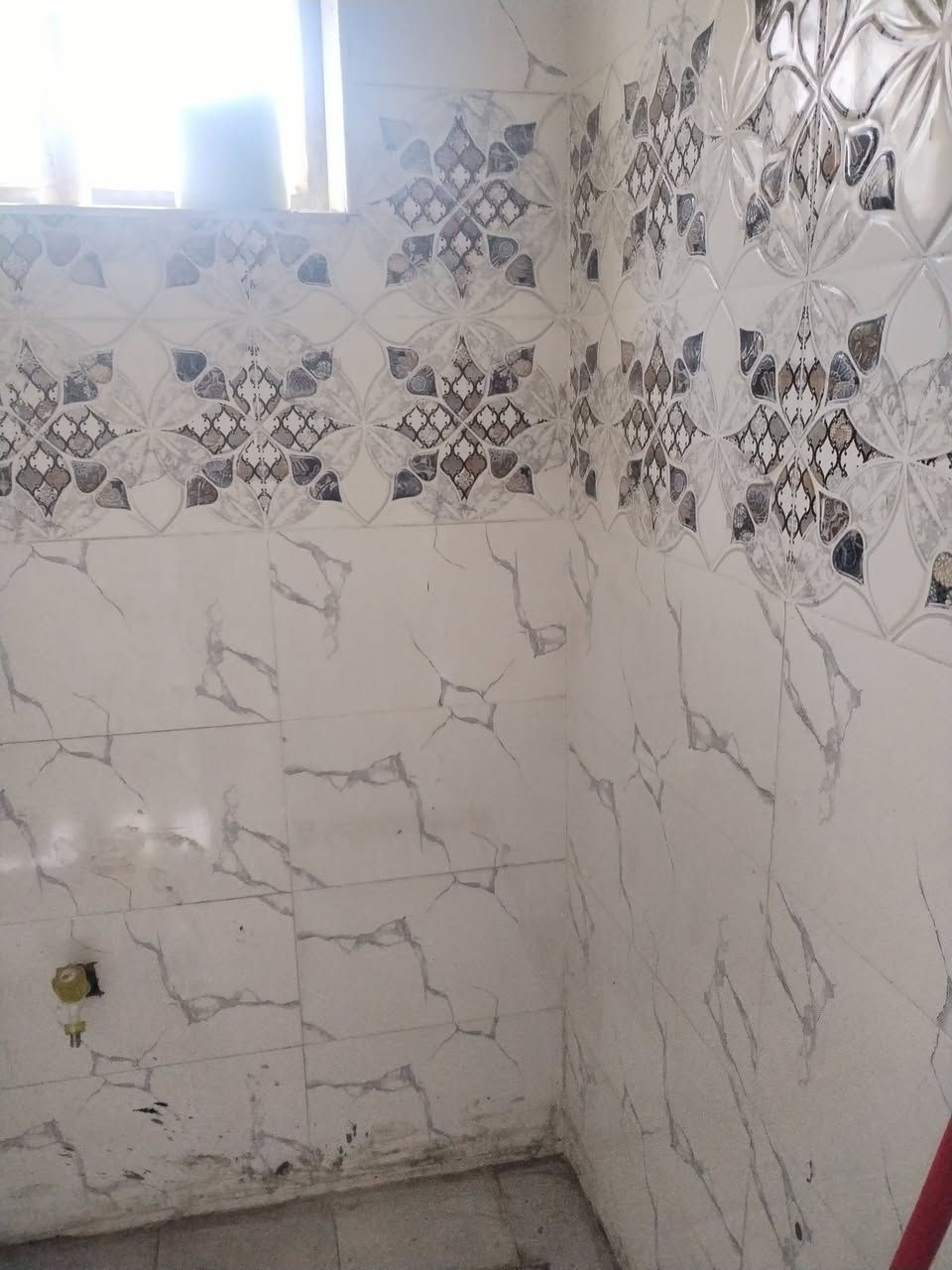 سلام عليكم شقه جديده طابق ثاني غرفه نوم وصاله ومطبخ وحمام العنوان شعب نهايات شارع  سعر 250 هاتف***********
