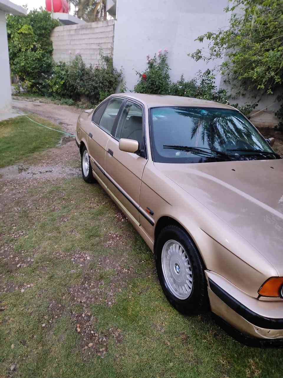 بي ام 530 شاديلها محرك 535 موديل 93 نضافه فول 
السياره خير من الله  تدفئه تبريد ثلاجه 
من الاخير السياره كفاله عامه  شغلتين بيها الكيج البانزين والطوافه 
رقم الماني
***********
شرط التحويل  مكان السياره ديالى
