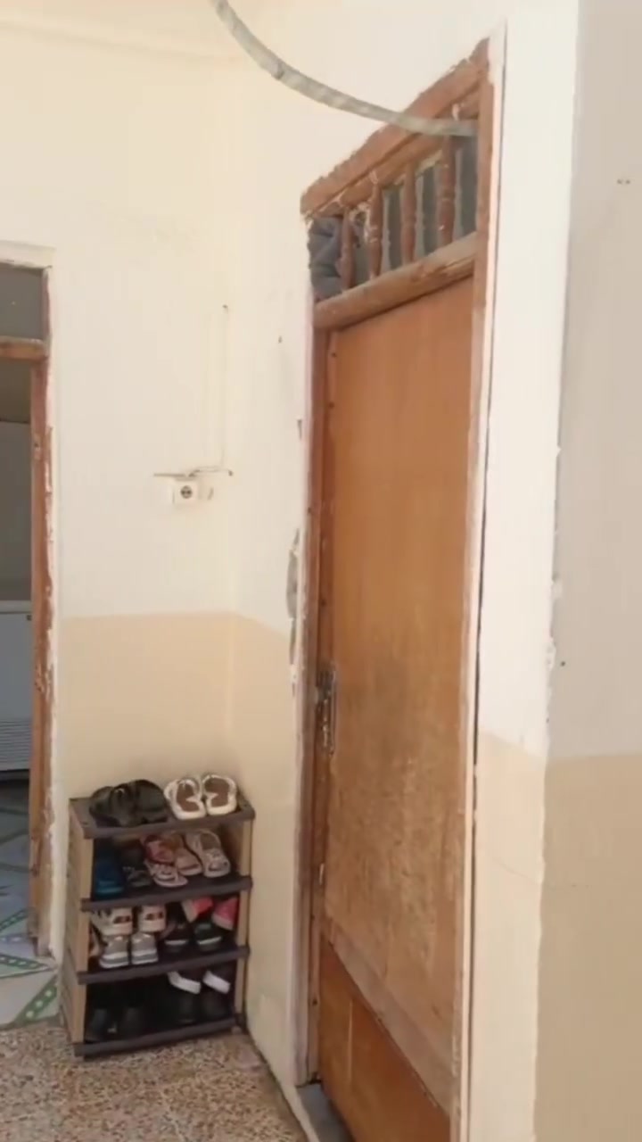 السلام عليكم الدار معروض للبيع في الرشيديه قطاع السادس قرب جامع حاج ادريس المساحه ٢٤٠متر استفسار على الرقم *********** وتساب *********** البيت طابقين مواجهه قبله واجي 12 سعر 95 وبمجال
