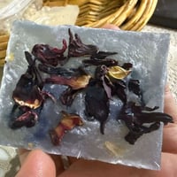 🌺 صابونة الكركديه الطبيعية 🌺 مزيج مميز من: ✨ الكركديه الطبيعي ✨ لبان ا...