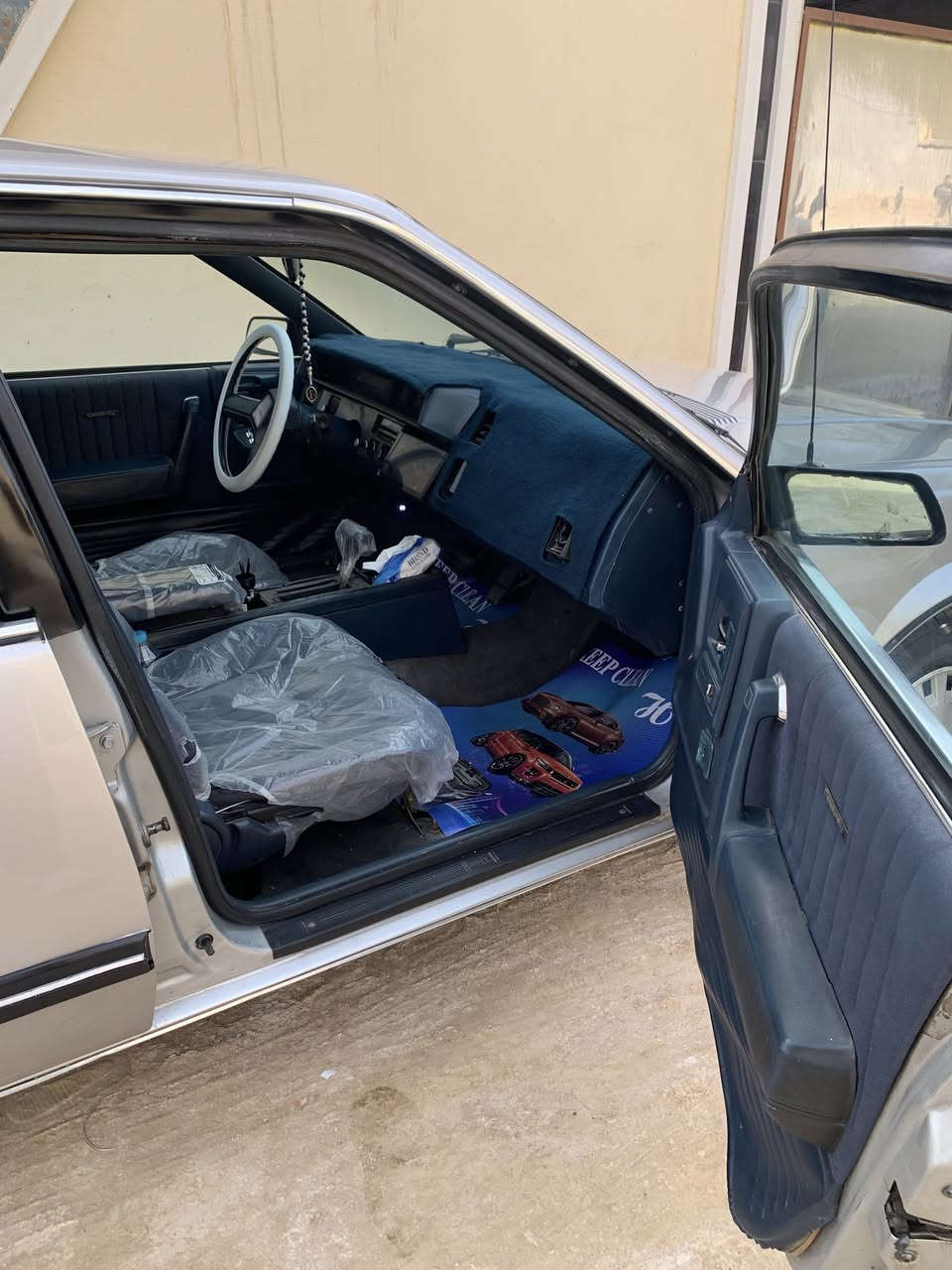 سلام عليكم للبيع سلبرتي 89 مصبوغه عام جماليه رقم بغداد مميز بسمي هزه جديده تخم تاير جديد مكينه وكير فول بلاد تبريد شغال ❄️لايت منضومه زنون  السياره مابيه نقص تفاصيل اكثر التصال ***********) عنوان السياره بابل السكندرية السعر 55 وبيه مجال قليل
