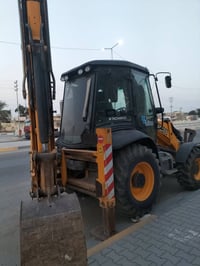 حفار جي سي بي • مديل 2013 • بصرة