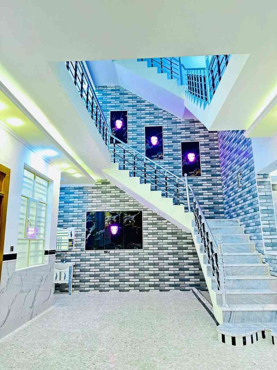 ياالله بيت البيع المساحه 200متر حي النداء مقابيل مول بغداد شارع مفتوح على شارع  ريسي المساحه 200طابقين 5غرف نوم شغل جناي سعره خاص ***********
