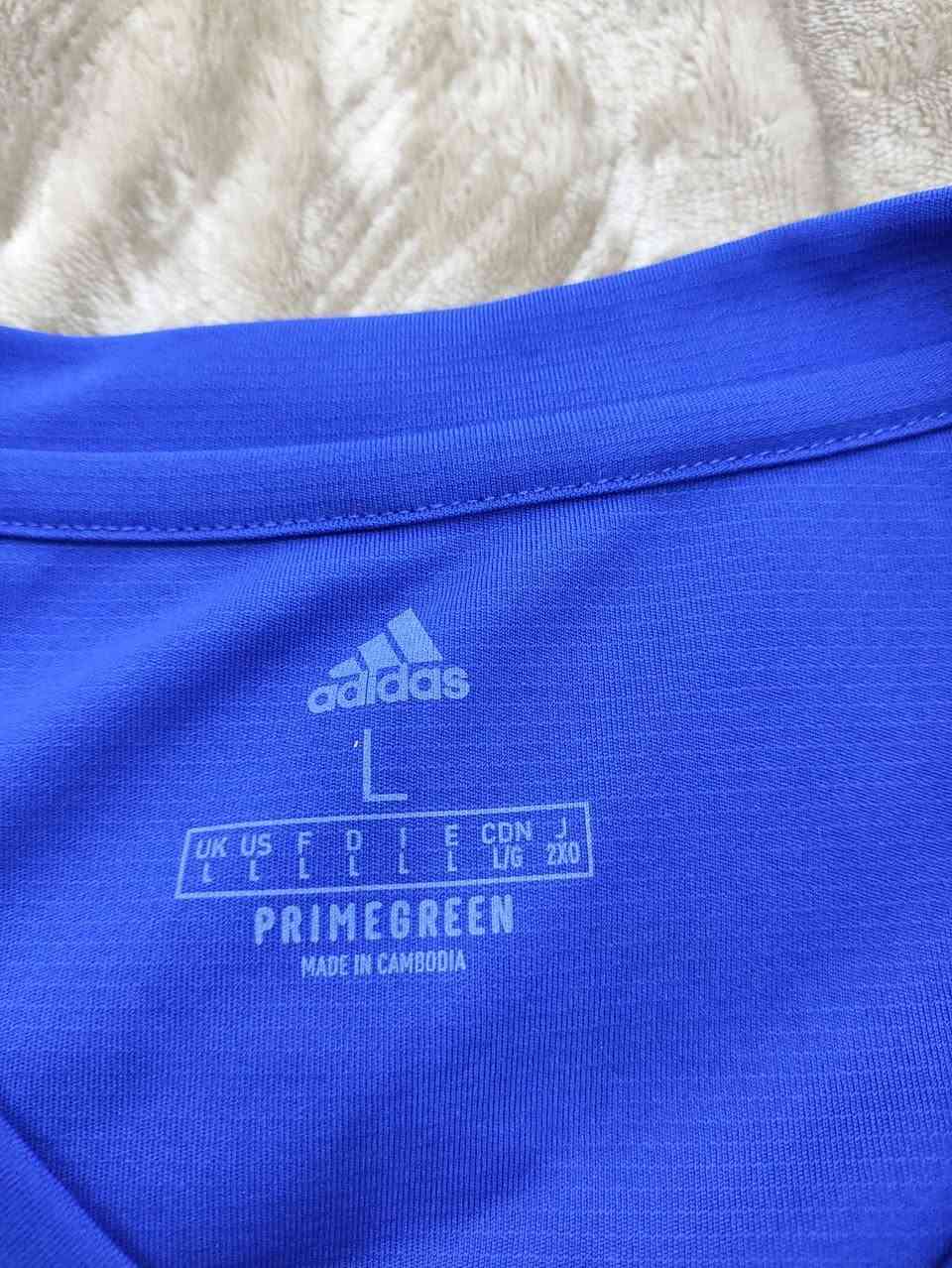 Adidas ✔️✔️
باله اوريجينال %100
نظافة %100
ما ملبوس 
L القياس 
قالب صغير 
53cm عرض الصدر
70cm الطول 
يلبس وزن 75-80 
يتوفر توصيل 6 الاف لجميع محافظات العراق 🚙


**إذا كنت صاحب هذا الإعلان وتريد حذفه لأي سبب، رجاءا أرسل رسالة إلى الدعم الفني**