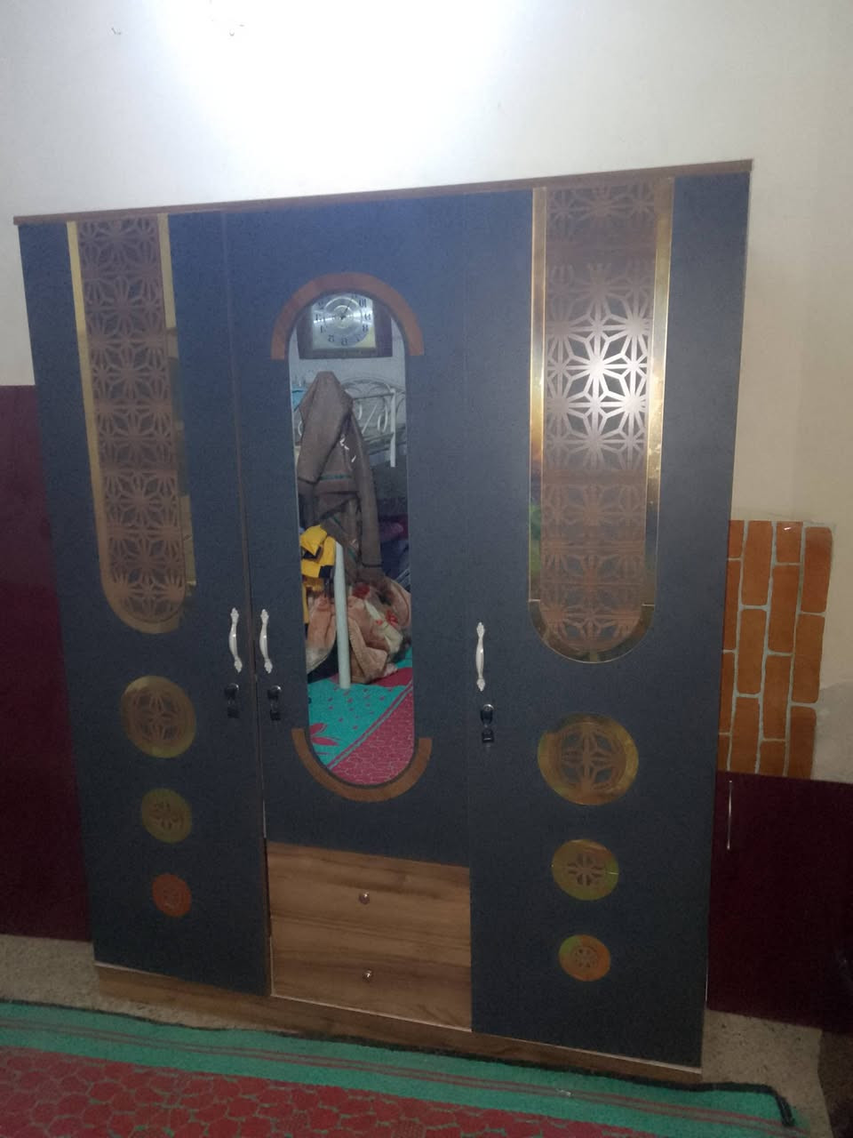 سلام عليكم كنتور 3 ابواب واثنين مجر بي سبع مربعات واثنين تعلاك عنوان الحمزة الغربي حي الحسين رقم ***********
