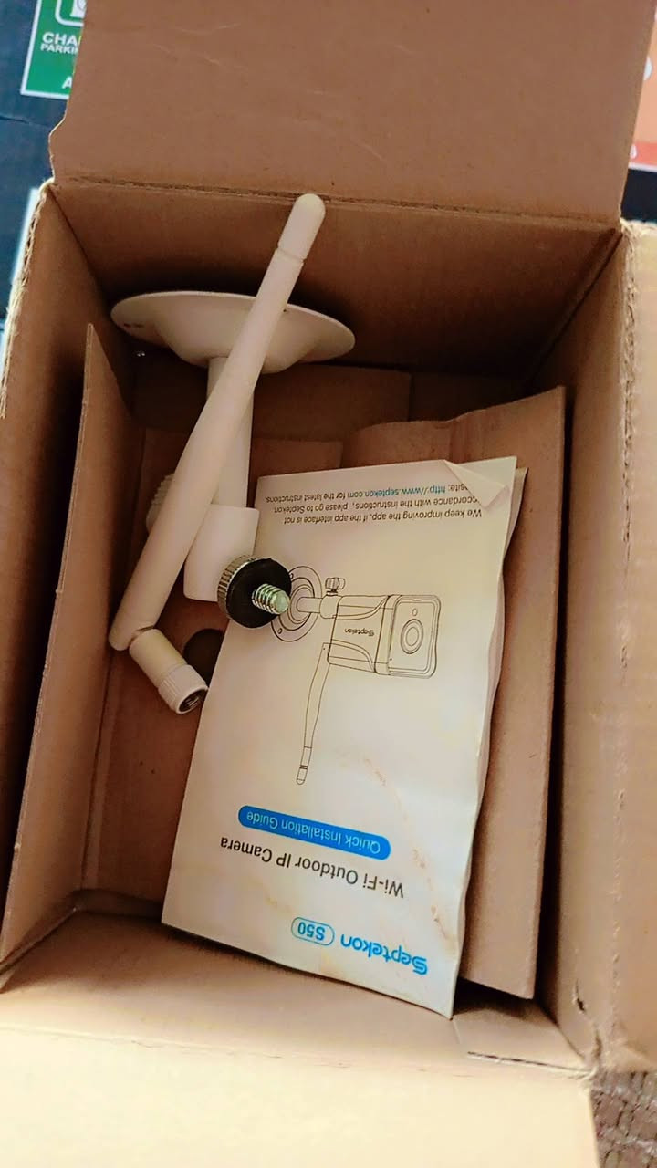 كاميرا WiFi 
كاميرا امزون بهذا الشكل طلعت الي تربط على الموبايل عن طريق النت كلش واضحة بدقة 5G  وتكدر تتحدث مع التشوفه شرط الشغل مفحوصة وجاهزة ملحقاتها كتلوك واريل وقاعدة تثبيت وشاحنة وواير طولة تقريبا من 3- 4 متر
السعر 20 الف وبيها مجال للاستفسار الاتصال على الرقم التالي *********** أو مراسلة الواتساب
