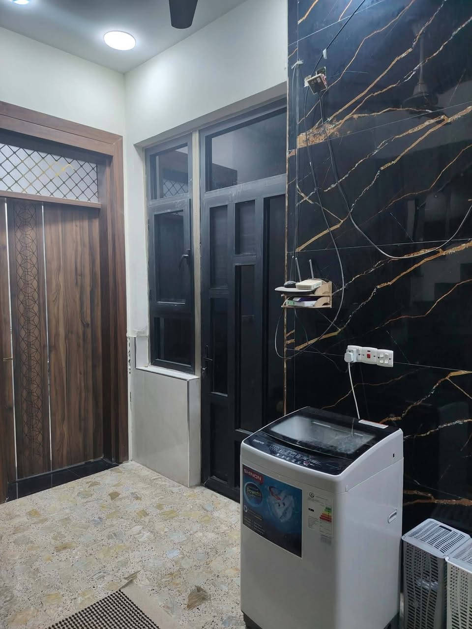 بيت بناء 2025 مساحه 150 وجها 7.5 خدمات كامله الشارعين مال سيد هاشم خلف دائره كهرباء زراعي اول فرع عن شارع طابق الاول متكون من كراج+صحيات+استقبال+مطبخ+صاله+غرفة نوم سويت 
الطابق الثاني 3 غرف نوم+حمام+خدمات اي نقص مابي بناء شركه فول *********** تصل السعر 215 وبيه مجال
