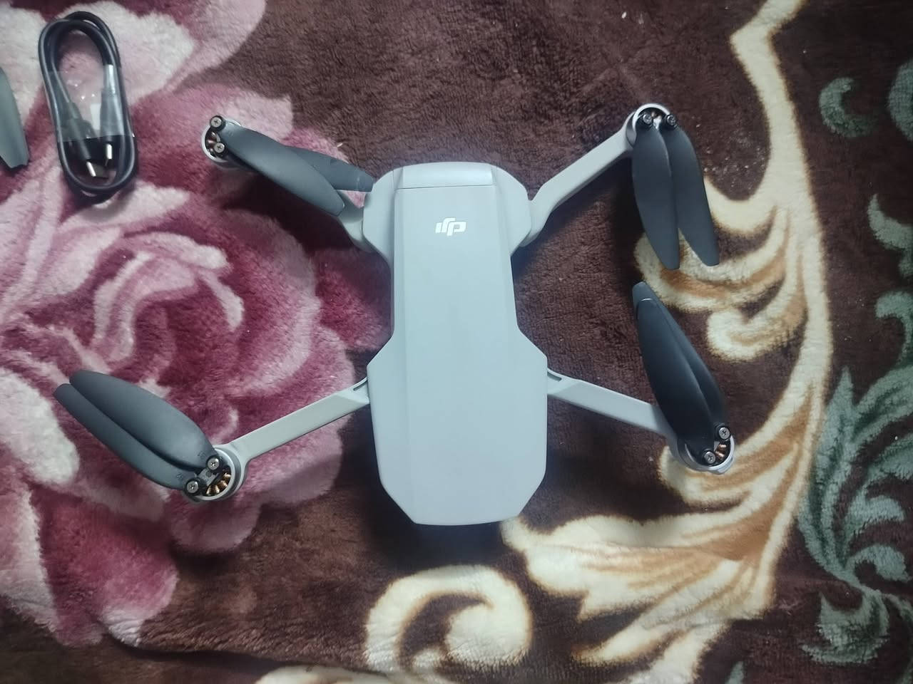 السلام عليكم متوفر درون دي جي اي مني تو  للبيع درون جديد لوك.   سعر 600الف   ......                             رقم الهاتف ‏‪0773 592 0133‬‏.                     رقم وتساب ***********      مواصفات  درون هي.     درون DJI Mini 2 هي واحدة من أفضل الدرونات الصغيرة في السوق، وتتميز بالعديد من المواصفات الرائعة. إليك بعض المواصفات الرئيسية:

- *الوزن*: 249 جرام
- *دقة الكاميرا*: 4k.60fps
- *مدى التحكم*: 10 كم
- *مقاومة الرياح*: مستوى 9
- *التكبير الرقمي*: 4x
- *زمن الطيران*: 31 دقيقة
- *نظام النقل*: OcuSync 2.0
- *الاستقرار*: 3-axis (tilt, roll, pan)

الدرون تأتي مع العديد من الميزات الذكية، مثل:
- *QuickShots*: أوضاع تصوير مبرمجة مسبقًا
- *Hyperlapse*: تصوير فاصل زمني
- *Panorama*: تصوير بانورامي
- *تتبع الأهداف*: تتبع الأهداف تلقائيًا

الدرون متوافقة مع تطبيق DJI Fly، الذي يتيح لك التحكم في الدرون وتحرير الصور والفيديوهات بسهولة ¹ ² ³.
