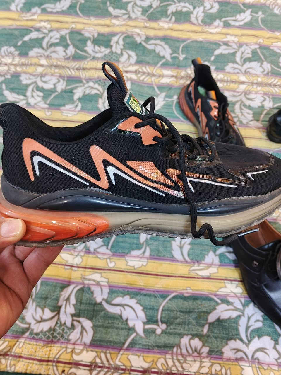 احذيه الاسود جلد قيطان قياس 43
روغان شامو قياس 40 
رياضي قيطان قياس 43 
القطعه على 15 الف ويه التوصيل داخل بغداد 
***********
