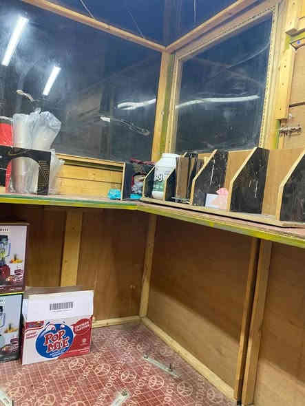 كشك متنقل يحتوي على مولده ١٤ أمبير وقلايه مال فنكر وخلاط عدد ٢ وطاوله ٢ وكرسي ١ ويحتوي عله ملحقات بعد إضافيه ستوته أوراق مكينه نضيفه توني شادها  سعرها 1750 وقابله للتفاوض مكاني ياسين خريبط 
***********
