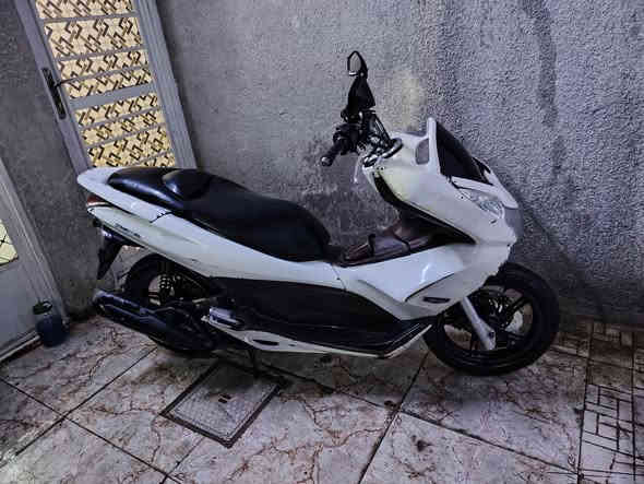 السلام عليكم. دراجة pcx محرك 125 جيل اول
دراجة جاهزة نگرة محرك خير من الله كهربائيات كلها شغالة حساس ستان لايت زنون عالي ناصي اشاير كلشي شغال السعر 900 الف مكانها الشعب حي البساتين كفراتها شوية تعبانة  صور كدامك  ***********
