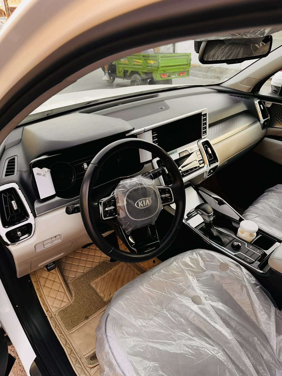 السلام عليكم
كيا سورنتو موديل2021 خليجي بوضع الوكالة
السيارة ماشيه 36 الف كيلو متر حقيقي
السيارة خليجية جديدة لوك بيها فقط بارد كد شبر بلباب الخلفي والسيارة مكفولة كفاله عامة كير ومحرك وبعدها 
السعر 272 وبيها مجال جدا بسيط  

الرقم ***********
