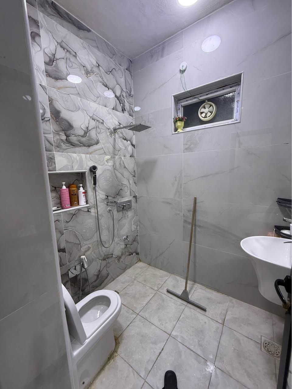 السلام عليكم بيت للبيع سند 25  شارع 80 وره مول نون على التبليط خدمات كامله مي مولده ذهبي تبليط بلباب مجاري 100 متر 5*20 بناء حديث 3 غرف نوم صحيات فوك وجوه البيت واجهيه حجر والارضيه مرمر والطابوك كله جمهوري والله متعوب عليه وبعد هواي تفاصيل للاستفسار اكثر 
*********** Левокумский район, Ставропольский край
