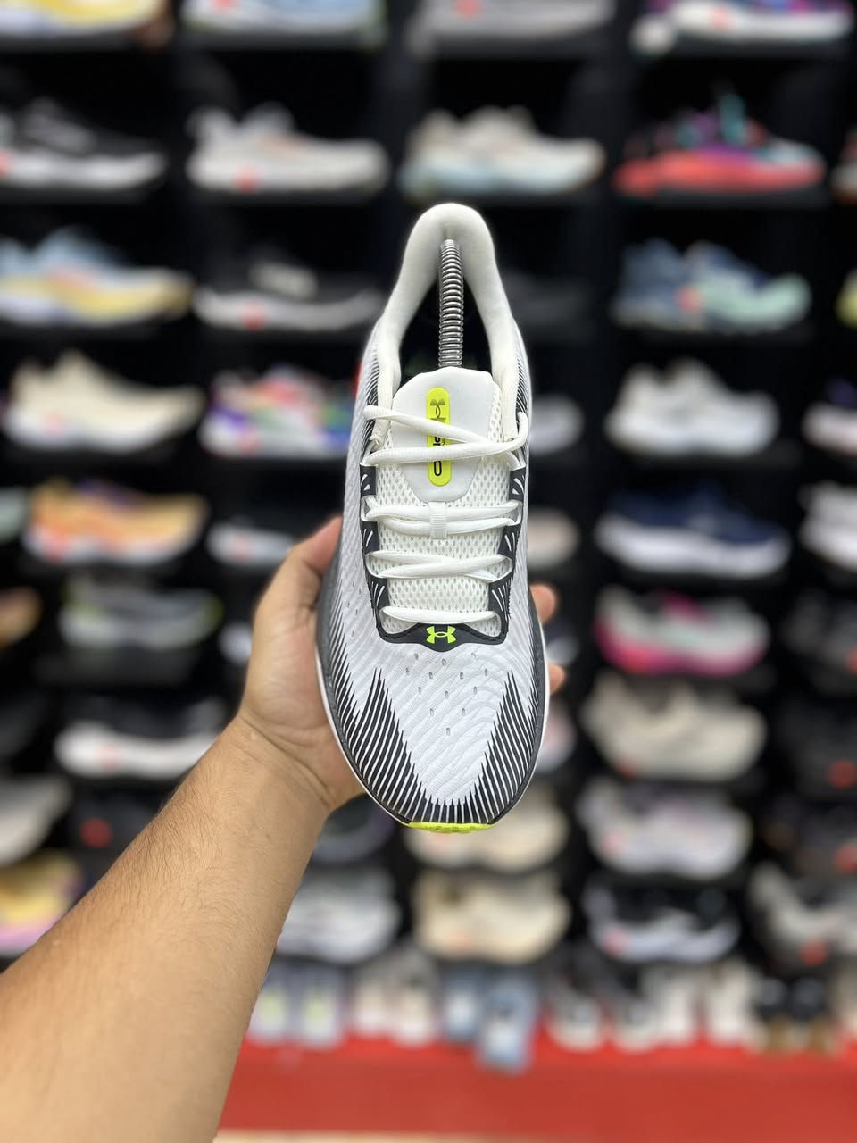 Under Armour HOVR Infinite Pro 

تقنية التوسيد: يحتوي على نعل أوسط بتقنية +UA HOVR المتطورة التي توفر مرونة عالية، وتمتص الصدمات بفعالية مع إعادة تدوير الطاقة لدفع القدم إلى الأمام.
الجزء العلوي: مصنوع من نسيج محبوك مرن ومتين (Warp knit) يسمح بتهوية فائقة للقدم ويمنحها الدعم والراحة.
التصميم والثبات: يدعم تصميم الكعب انسيابية الحركة ويقلل من إجهاد عضلات الساقين أثناء الجري لمسافات طويلة

اصلي وكاله غير مستخدم

قياس 40.5 القدم 26

السعر 95 الف

العنوآن نجف ملحق الروان
*********** واتساب
