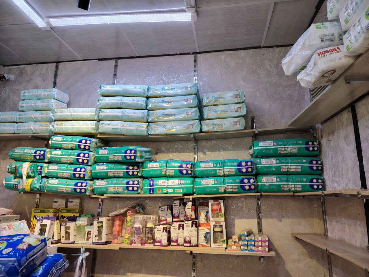 سلام عليكم رفوف محل خشب للبيع هن حمالاتهن السعر 45 وبيهن مجال ي استفسار على رقم ***********
