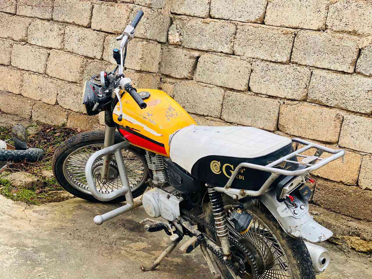 السلام عليكم  ماطور بارت البيع  شغال  كامل  ترايك وين ماتريد وياله نضاف وال باقي جدام العين  السعر 225وبي مجال تصل *********** وخاص
