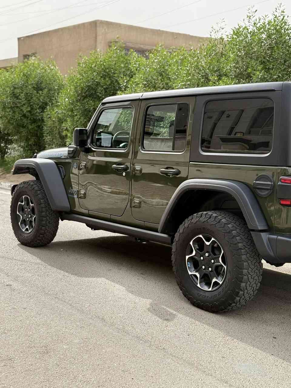 ﷽
السلام عليكم  شباب جيب هايبرد  (رابيكون) اعلى فئه 
‏ Jeep RUBICON 4Xe 2.0L 4
                        
موديل 2023 لون مميز زيتوني و اسود

 حجم المكينه : 2000  تيربو + هايبرد + بلك ان 

المسافه المقطوعه :  17 الف مايل

الحادث : كلين بدون حادثر صعه بالبنيد و باب السكن   الحافه مالته فقط بيه صبغ على كدهن.   

حالة اليرباك : دركه فقط طاك

#المواصفات

معروفه مواصفات رايبكون 
قماره تتفصخ تصير كشف
3 انضمه بانزين هاي برد و كهرباء
لايت زنون اصل
بك لايت زنون اصلي
سستم صوت الباين
فندر عالي
فور ويل 4X4 لو كير
شاشه كبيره كاربلي
حساسات اطارات
كامره خلفيه
كشنات تدفئه
استيرن تدفئه
قفل اكسل امامي خلفي
تايرات فالكون

#السعر : الطلب في التعليقات سيأتي إليك مباشرة 

مكان السياره : بغداد الزعفرانيه
☎️*********** بيه وات ساب 
راسلني وات ساب ادزلك صور الحادث
