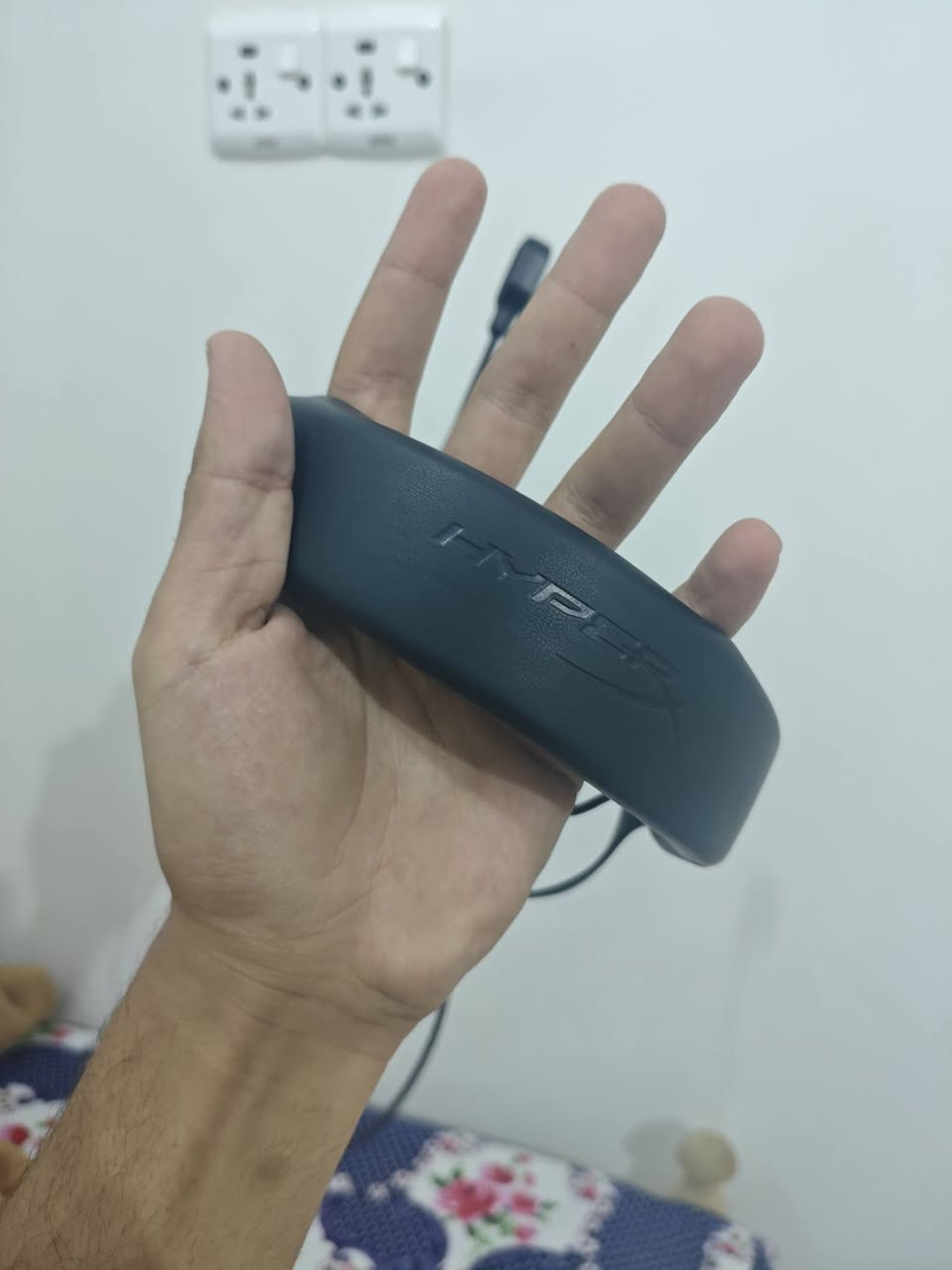 HyperX Cloud III - سماعة رأس للألعاب
المضافه 90بلميه انطيك ضمان سنه مو شهر سعرها 65 
🎧 المواصفات الفنية الرئيسيةمحركات الصوت (Drivers): بمقاس 53 ملم موجهة بزاوية مائلة لتوجيه الصوت مباشرة داخل الأذن لزيادة الدقة.الصوت المحيطي: تدعم تقنية DTS Headphone:X Spatial Audio لتقديم صوت ثلاثي الأبعاد يساعدك على تحديد اتجاه الخطوات بدقة.الميكروفون: ميكروفون مقاس 10 ملم قابل للفصل، مزود بخاصية إلغاء الضوضاء وفلتر شبكي داخلي مع مؤشر LED أحمر يضيء عند كتم الصوت.التصميم والوزن: هيكل متين من الألومنيوم المرن، مع وسائد أذن مصممة من الفوم المرن (Memory Foam) المكسو بالجلد الفاخر. الوزن التقريبي للإصدار السلكي هو 300 غرام


**إذا كنت صاحب هذا الإعلان وتريد حذفه لأي سبب، رجاءا أرسل رسالة إلى الدعم الفني**