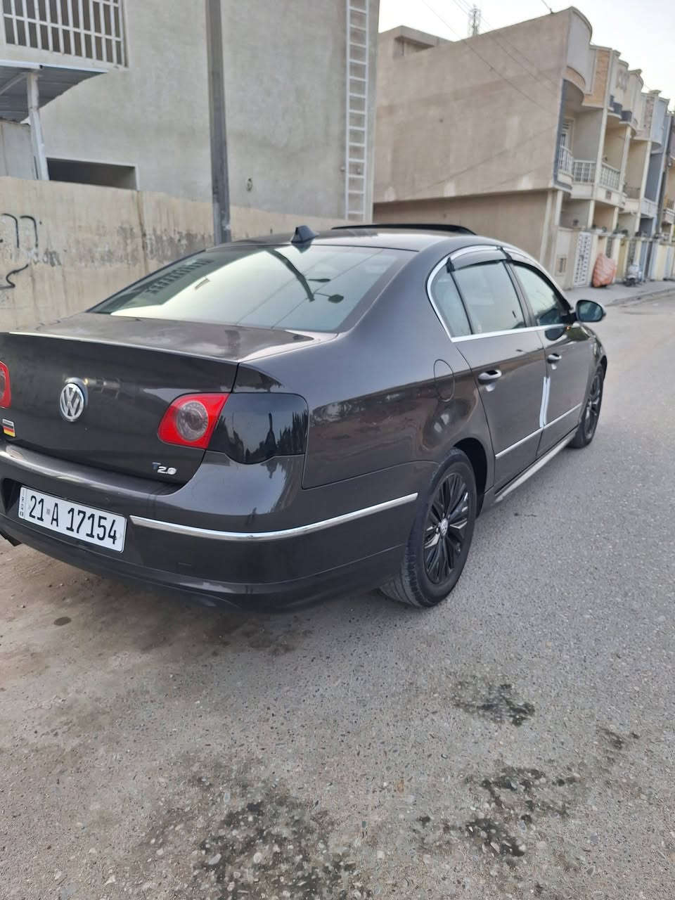 فولكس واگن الماني باسات  موديل 2010
رقم سليمانيه
 تشغيل بصمة 
هاندبريك بصمة 
تدفئة + تبريد  حساس فوليوم مناخ منفصل 
كاميرا بلادي
حساسات خلفي و امامي
شاشة 
مراية شفط + هيتر + تعميم 

كشنات جلد  كهربائي + هيتر 
لايت زينون بلادي 
اوتو بارك
اوتو هولد
مثبت سرعة 
كير 6 نمره مرغوب اوتو + عادي 
كير ومحرك وتبريد وكهربائيات كلها بشرط 
ويل 18 بلادي 
باتري وتايرات كلها جدد
بيها شوي صبغ بلباب الخلفي   
السعر 85
للستفسار ***********
مكان السيارة بغداد الحريه
