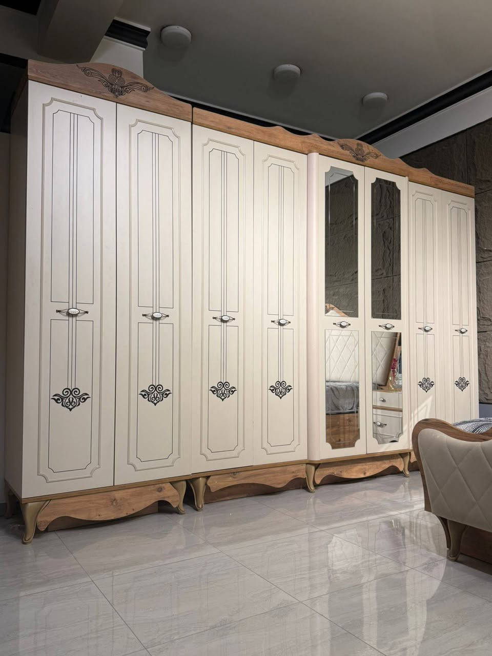 *تم وصول موديل روتانا*
غرفة منام قمة في الأناقة و الجمال
 
*كنتور ٣٦٠عرض *٢٤٥ ارتفاع*
*سرير ١٥٠ ارتفاع*
*ميز تواليت ١٢٠*١٨٠*
*سرير مخزن* 
*برغي وجوي حديد*
*ظهر بلوك بالكامل*  
*سكك مراحل تلي سكوب* 
*مرايه قيافه بيها مجر*
*اناره بالميز تواليت وبالكوكديات*
كل هذا و بسعر نااار فقط مليون و ٧٧٥ ألف شامل النقل و الشد داخل بغداد.
توجد خدمة توصيل لزبائنا في المحافظات


**إذا كنت صاحب هذا الإعلان وتريد حذفه لأي سبب، رجاءا أرسل رسالة إلى الدعم الفني**