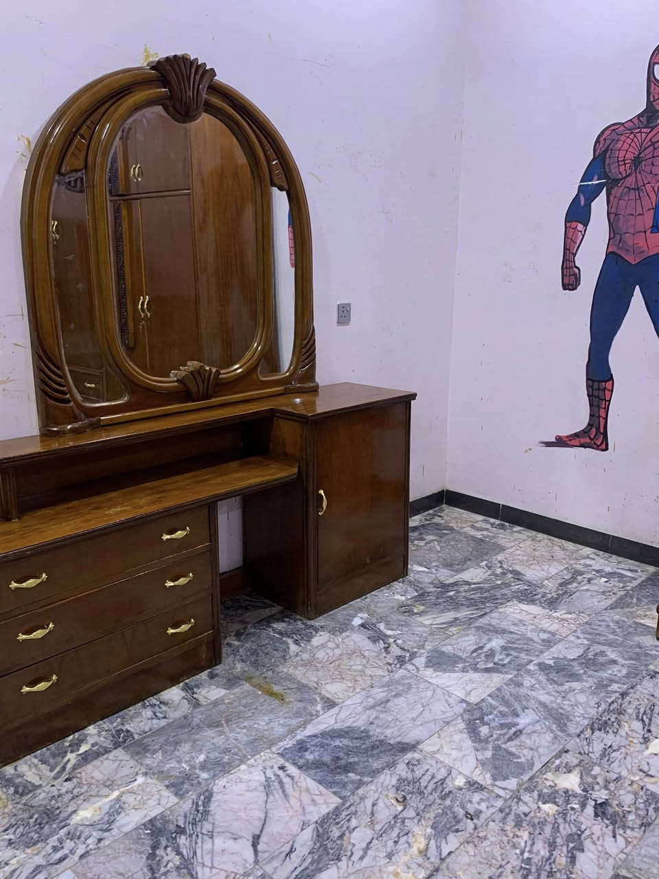 اترخص من مدير محترم الغرفه سته ملحق  بيبان نضافتهه 100‎%‎ داخل وخارج صاج نضيفه جدا داخل وخارج صاج تخت جربايه صاج بلوك السعر 600 رقم هاتف *********** بغداد مكلفه بالنشر اتصلو عل رقم السبب البيع انتقال ال مكان اصغر
