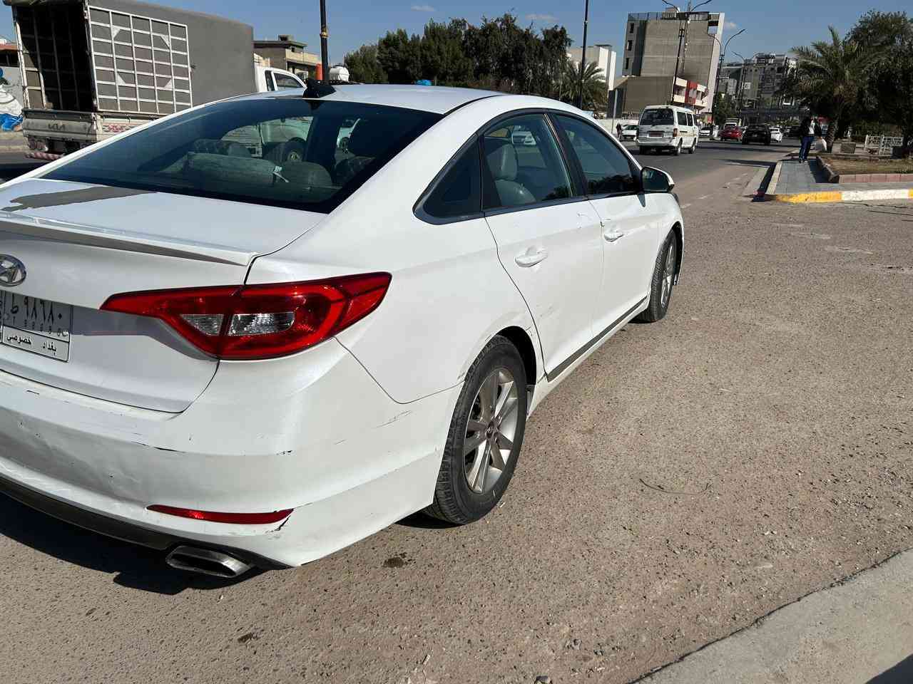 2017 سوناتا
للبيع 
وارد امريكي بدون صبغ 
مواصفات عادية بدون فتحة 
محرك 2400 
كاميرا خلفية 
ثلاثة انظمة قيادة 
استخدام شخصي
ماشيه 95 الف ميل حقيقي
قمارة وبنيد وقبغ جنطة بيها تكشير نتيجة لعيب مصنعي في هذا الموديل وتاركها على وضعها 
بيها بعض الشخوط والملاحظات ايضاً تاركها على وضعها 
كير ومحرك بحالة جيدة 
تبريد شغال 
للاستستفار 
*********** 

السعر 117 وبي مجال بسيط
