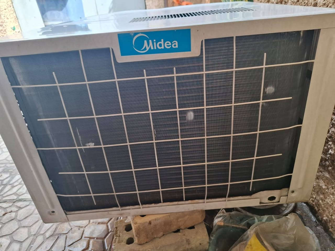 مكيف وندو نوع ميديا 2 طن تدفئة وتبريد بحالة جيدة....مع كامل ملحقات شباك وفلتر هواء عدد/2..
السعر ١٧٥ الف دينار
الاتصال موبايل ***********...
