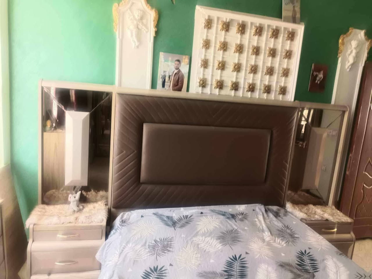 سلام عليكم غرفه تركيه ١٢ قطعه مستعمله بيهاضرر قليل وبيها رطوبه السعر ٤٠٠ وبيها مجال بغداد البلديات ***********
