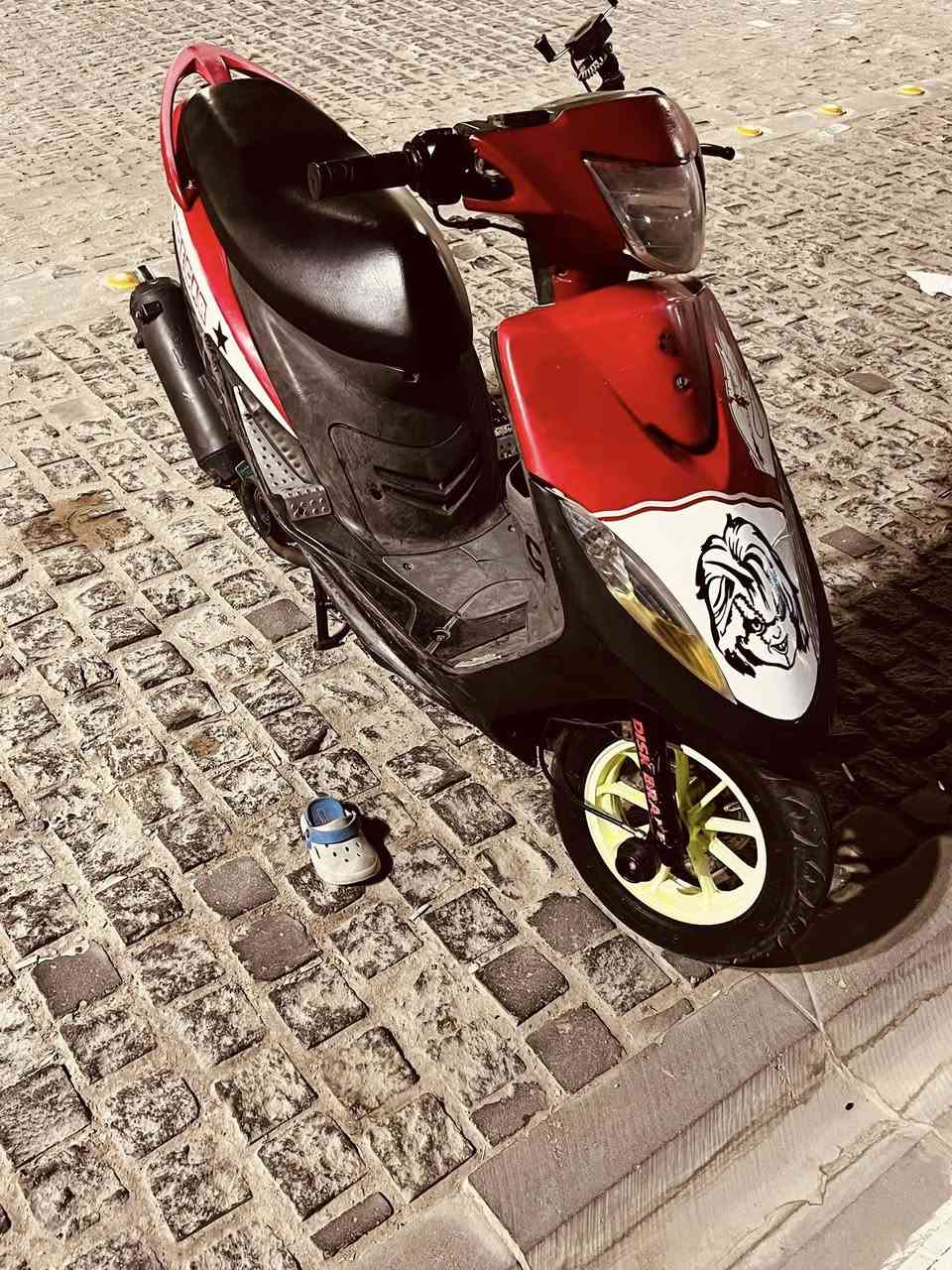 دراجه نضيفه كلها بلاديه مامفتوحه بس الكفر مكسور السعر 750وبي مجال بسيط حك الجيه ***********
