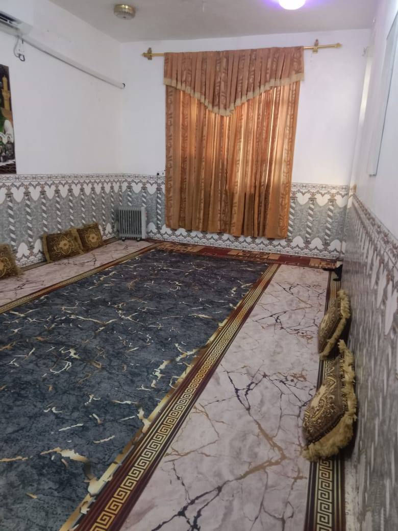 السلام عليكم بيت للبيع مساحة 200متر  زراعي سند 25 بأسمي يبعد عن الحولي 200متر  شارع عريض 12متر بيت ركن 
واجهية 10×20. يحتوي على غرفة واحدة فقط 5×4 
وأستقبال 7×4 ومطبخ4×4صالة6×4  صحيات داخلية و مجمع صحيات خارجية حديقة داخلية وحديقة خارجية وكراج بيت طابوك درجة أولى صب مسلح بناء جديد نضيف  
مكان  الحولي مقابيل حي الضباط شارع البزل  مقابيل ملاعب كرار حامد   للاستفسار ***********
