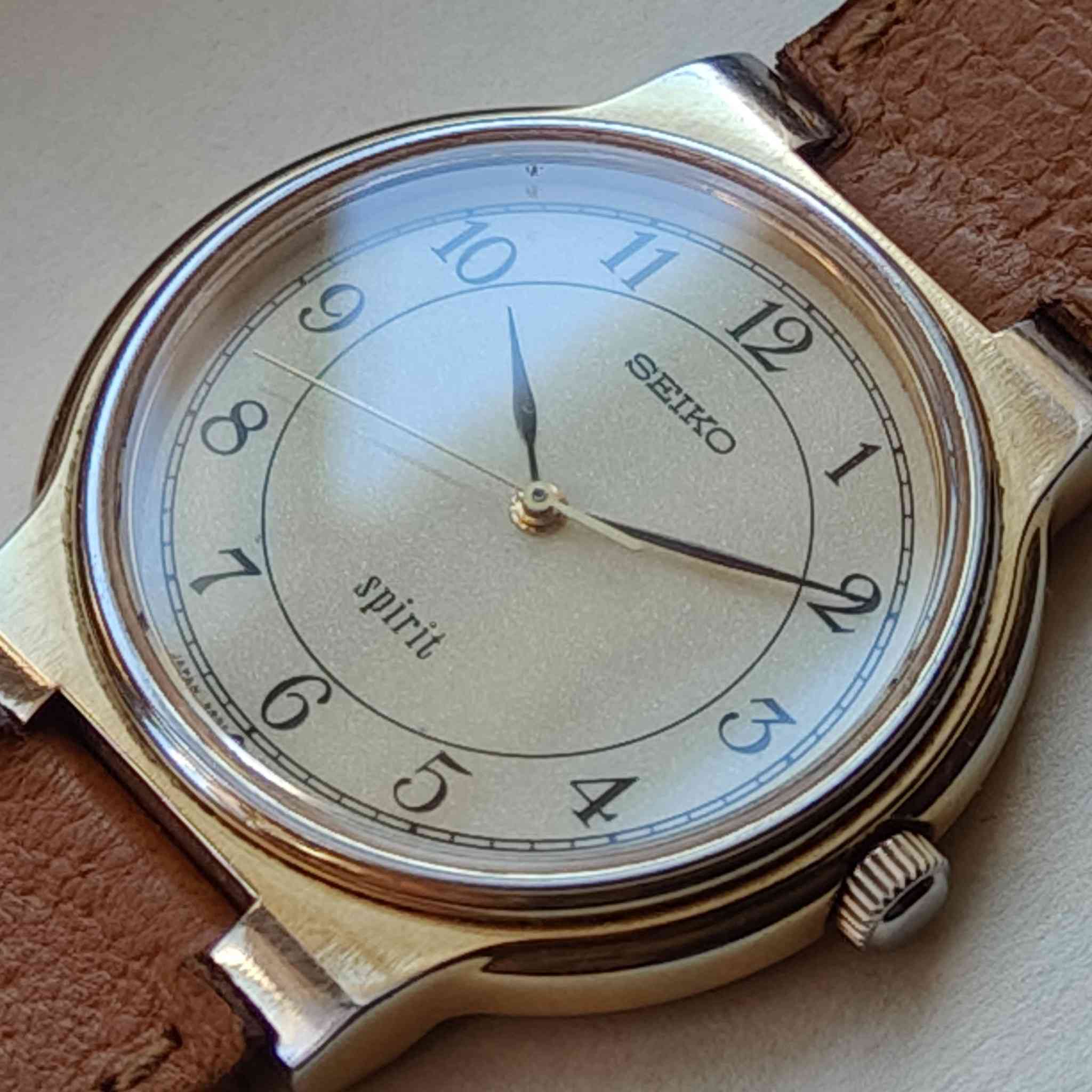 السلام عليكم ورحمة اللّٰه
سيكو سبيرت كوارتز بطارية . 
 ياباني إنتاج قديم .
المقاس 34 .
نظافة ممتازة جداً جداً .
سير جلد طبيعي أصلي .

السعر 75 ألف مع التوصيل .
ضمان سنة من تاريخ الشراء.


**إذا كنت صاحب هذا الإعلان وتريد حذفه لأي سبب، رجاءا أرسل رسالة إلى الدعم الفني**